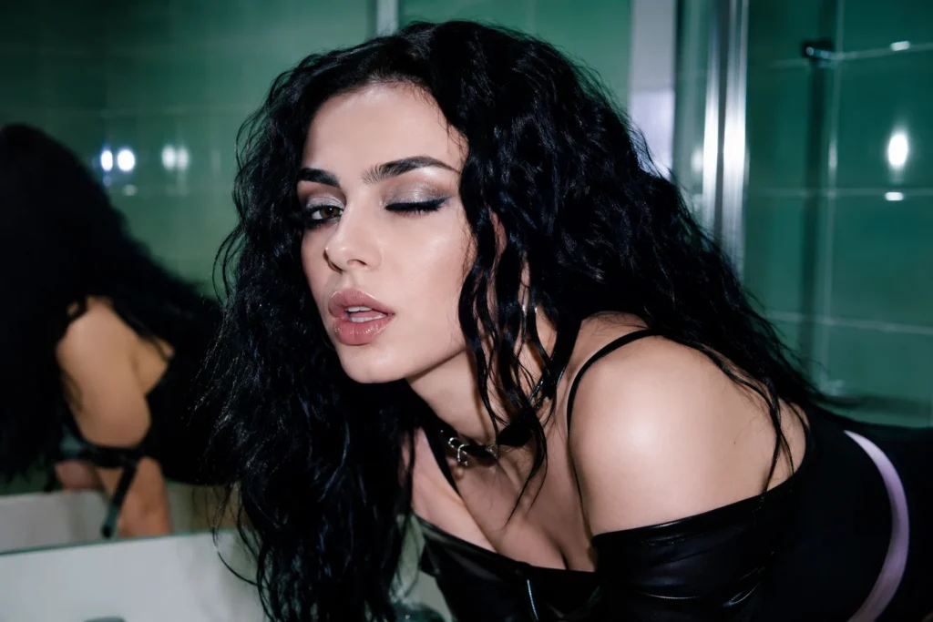 Charli XCX Wink Wink Buka Era Pop Baru yang Liar